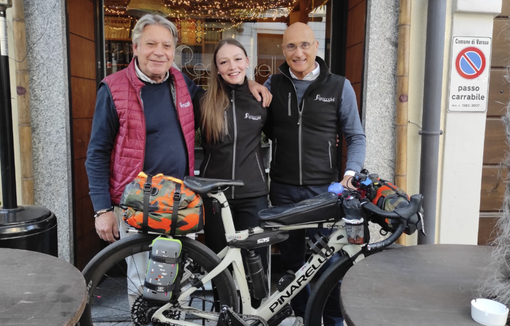 Da sinistra Enrico Introini, proprietario del Regondell, Alice Franzetti, dipendente del Regondell e Marco Donati, assicuratore quasi in pensione che farà il giro in bici