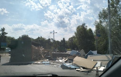 Camion perde il rimorchio: carreggiata invasa dal materiale alla rotonda di Buguggiate Camion perde il rimorchio: carreggiata invasa dal materiale alla rotonda di Buguggiate