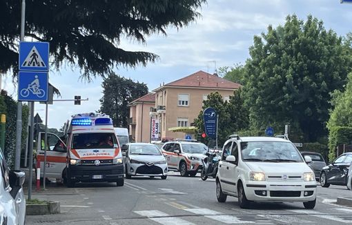 FOTO. Scontro in viale Aguggiari: 61enne in scooter ferito