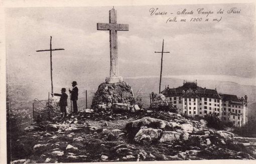 Le Tre Croci sorvegliano Varese dal Campo dei Fiori dalla notte dei tempi (foto tratta dalla pagina Facebook La Varese Nascosta, come quelle della gallery)