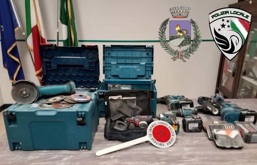 Gli arnesi da scasso sequestrati dalla polizia locale di Vergiate