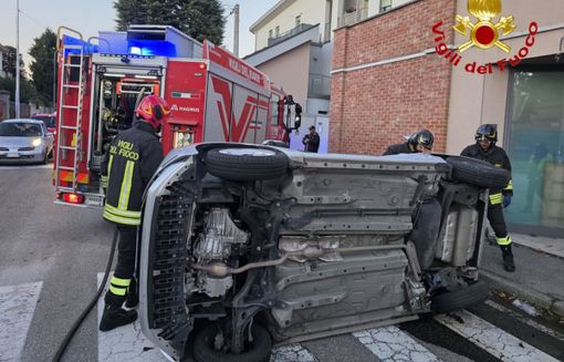 L'auto ribaltata dopo l'incidente stradale in via Roma a Fagnano Olona
