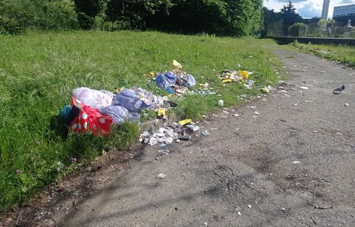 Cassoni per abiti usati rimossi e responsabili di abbandono di rifiuti individuati a Gallarate Cassoni per abiti usati rimossi e responsabili di abbandono di rifiuti individuati a Gallarate