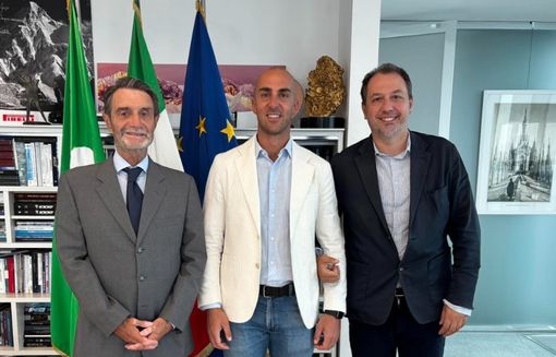 Il sindaco Marco Prestifilippo (al centro) con il presidente Fontana (a sinistra) e l'assessore Comazzi (a destra) Il sindaco Marco Prestifilippo (al centro) con il presidente Fontana (a sinistra) e l'assessore Comazzi (a destra)