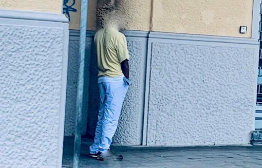 L'immagine poco edificante in cui si è imbattuta questa mattina una varesina in città