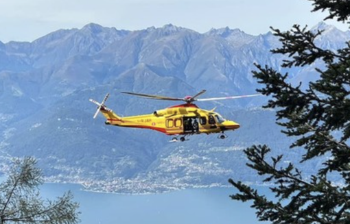 Scontro tra un'auto e una moto lungo la strada del lago Maggiore a Laveno: in volo l'elisoccorso