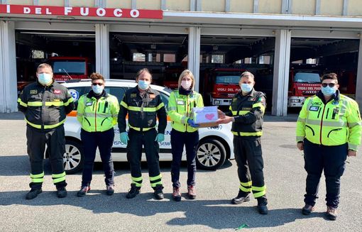 "Quelli della mascherina" lasciano il segno, e il cuore, ai Vigili del Fuoco e alla Croce Rossa di Varese "Quelli della mascherina" lasciano il segno, e il cuore, ai Vigili del Fuoco e alla Croce Rossa di Varese