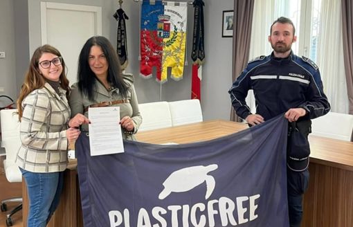 Il Comune di Brebbia diventa "plastic free": «Una svolta concreta per il futuro del nostro territorio» Il Comune di Brebbia diventa "plastic free": «Una svolta concreta per il futuro del nostro territorio»
