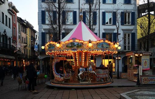 Varese, l'appello delle mamme: «Riportate la giostrina in piazza Podestà? Creava un'atmosfera unica»