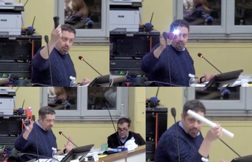 La dimostrazione del comandante Lanna con diversi dispositivi La dimostrazione del comandante Lanna con diversi dispositivi