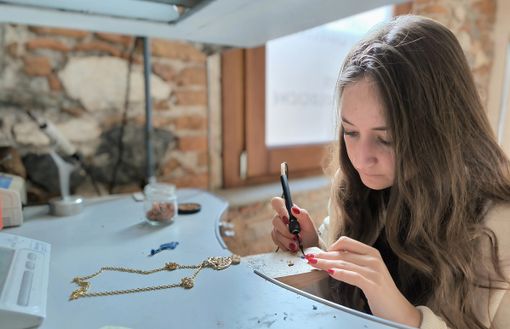 Gli antichi tesori della tradizione di Angera risplendono: la linea di gioielli di Carola Caputo ha ricevuto il riconoscimento De.Co