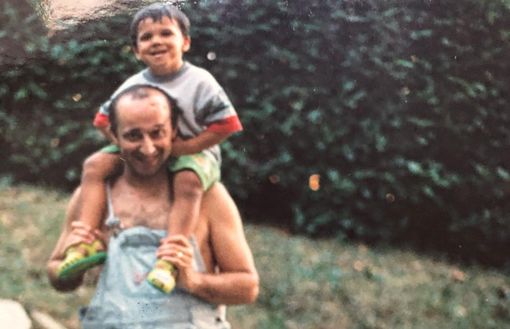 La foto pubblicata su Facebook da Gianluca Arena che lo ritrae bambino sulle spalle di papà Bruno La foto pubblicata su Facebook da Gianluca Arena che lo ritrae bambino sulle spalle di papà Bruno