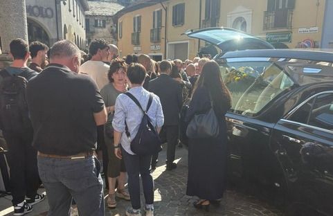 L'ultimo saluto della sua Omegna a Federico Gualtieri, uno dei cinque italiani morti alle Maldive