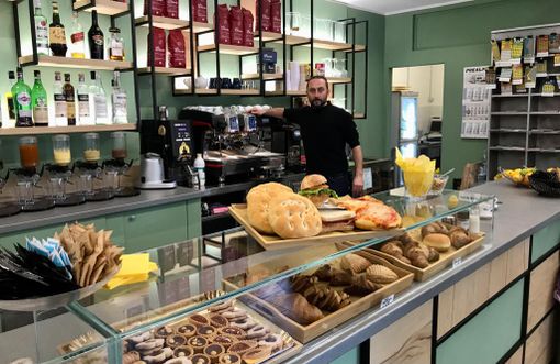 Diego Castelli dietro al bancone del suo "Ci voleva!"