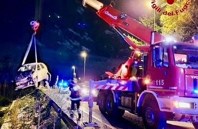 FOTO. Varese, incidente nelle notte in viale Europa: auto esce di strada e precipita in un fossato FOTO. Varese, incidente nelle notte in viale Europa: auto esce di strada e precipita in un fossato