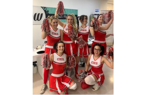 LA VITA CONTINUA. Niente Carnevale per il Coronavirus? Le ragazze di Wow accolgono i clienti in maschera LA VITA CONTINUA. Niente Carnevale per il Coronavirus? Le ragazze di Wow accolgono i clienti in maschera