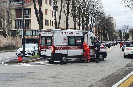 Busto: finisce contro un’auto in sosta, soccorsa in piazza San Michele
