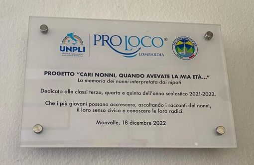 La targa celebrativa dell'iniziativa voluta dalla Pro Loco di Monvalle dedicata agli studenti