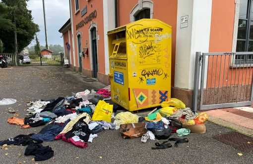 Vestiti e scarpe usati abbandonati nel piazzale della stazione di Barasso Comerio Vestiti e scarpe usati abbandonati nel piazzale della stazione di Barasso Comerio