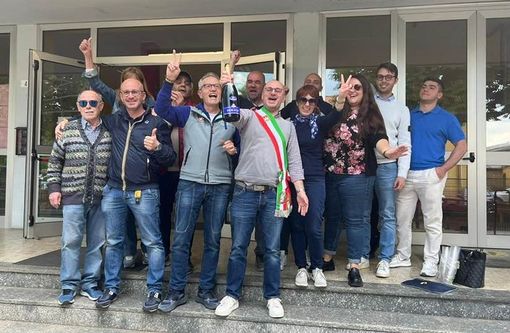 La festa di Emilio Aliverti e della sua squadra (foto dal profilo Facebook del sindaco) La festa di Emilio Aliverti e della sua squadra (foto dal profilo Facebook del sindaco)