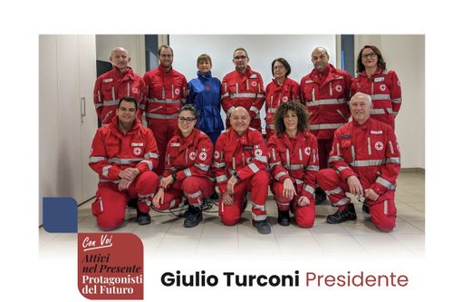 Giulio Turconi al centro in piedi