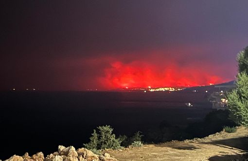 Incendi a Rodi: «Enorme nube di fumo, ma esodo ordinato. Per noi la vacanza continua» Incendi a Rodi: «Enorme nube di fumo, ma esodo ordinato. Per noi la vacanza continua»