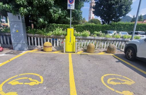Gli stalli per la ricarica dei veicoli elettrici (foto dal profilo di Leslie Mulas, sindaco di Besano) Gli stalli per la ricarica dei veicoli elettrici (foto dal profilo di Leslie Mulas, sindaco di Besano)