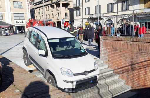 Automobilista prende... le scale per entrare al parcheggio delle Corti Automobilista prende... le scale per entrare al parcheggio delle Corti