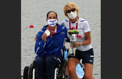 Uno scatto pieno d'orgoglio di Paola Grizzetti da Tokyo 2020. In basso, il ct è in compagnia delle tre figlie Valentina, Veronica e Vittoria