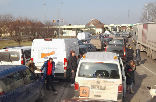 La salvezza degli ucraini si trasforma in odissea: 21 ore bloccati in frontiera al freddo e senza cibo La salvezza degli ucraini si trasforma in odissea: 21 ore bloccati in frontiera al freddo e senza cibo