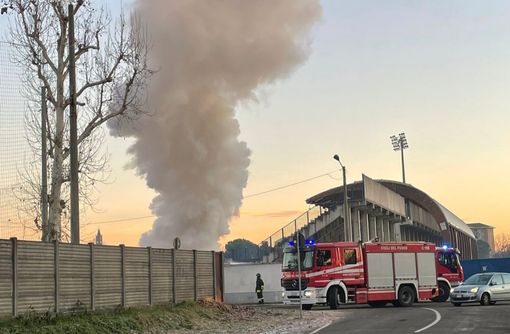 Auto in fiamme a due passi dallo Speroni: vigili del fuoco in azione