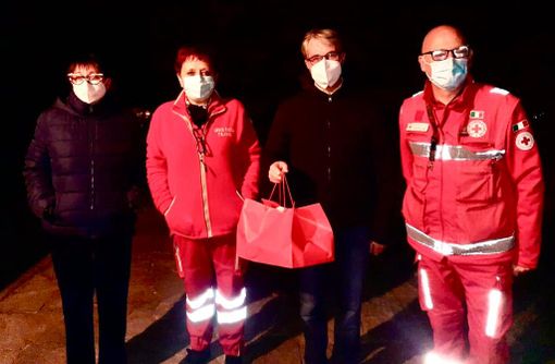 Galimberti riceve la spesa d'autunno il cui ricavato va in beneficenza ai volontari della Croce Rossa varesina