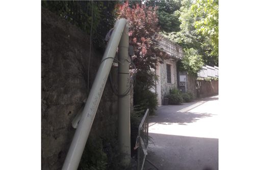 Palo dell’Enel rotto da ottobre e i residenti della Rasa scrivono al sindaco