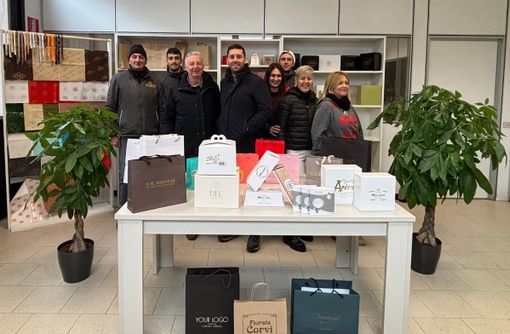 La grande "famiglia" della Cartaria Varesina. Da sinistra: Stefano Guzzetti, Andrea Pinna, Roberto Salice, Francesco Salice, Michela Savino, Simone Pisciotta, Sara Cortese, Giovanna Fortunato La grande "famiglia" della Cartaria Varesina. Da sinistra: Stefano Guzzetti, Andrea Pinna, Roberto Salice, Francesco Salice, Michela Savino, Simone Pisciotta, Sara Cortese, Giovanna Fortunato