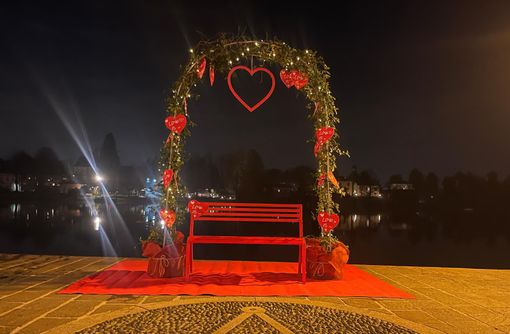La panchina di San Valentino sul lungofiume a Sesto Calende La panchina di San Valentino sul lungofiume a Sesto Calende