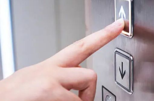 «Noi anziani lasciati da Aler senza ascensore da un mese». La risposta: «Apparecchio non più conforme. Già al lavoro per la sostituzione» «Noi anziani lasciati da Aler senza ascensore da un mese». La risposta: «Apparecchio non più conforme. Già al lavoro per la sostituzione»