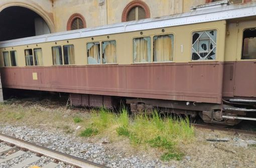 Il treno d'epoca di Luino preso a sassate e distrutto dai vandali (foto da Facebook Verbano Express)