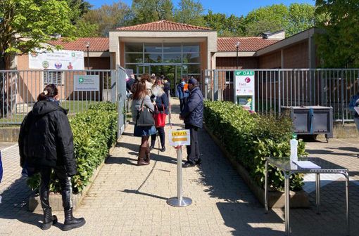 La gente in attesa al Distretto sociosanitario a Lonate Pozzolo