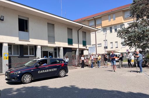 I carabinieri davanti all'ospedale di Angera