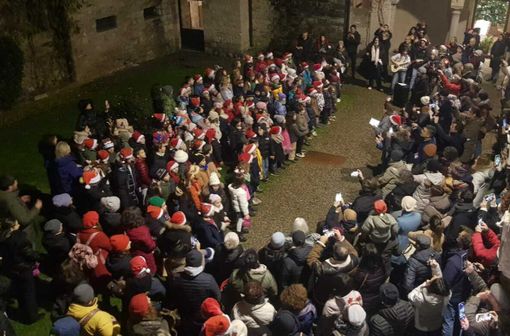 Gli alunni della scuola Pedotti di Luvinate "cantano" la canzone di Natale in Lis