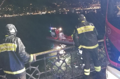 Finisce nel lago di Como, salvata dalla polizia: i vigili del fuoco cercano una seconda persona