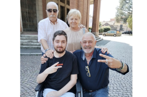 Nicolò Maja insieme ai nonni e al sindaco di Samarate Enrico Puricelli