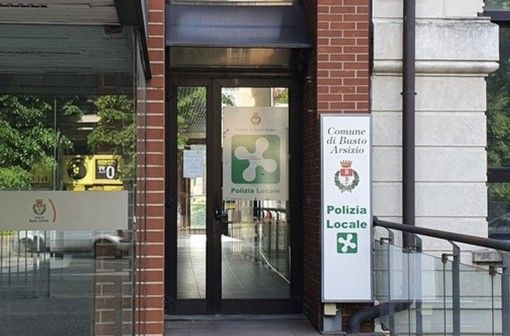 Fermato dalla polizia locale e fuggito dalla finestra. I sindacati: «Camera di sicurezza per i fermati è una priorità massima» Fermato dalla polizia locale e fuggito dalla finestra. I sindacati: «Camera di sicurezza per i fermati è una priorità massima»
