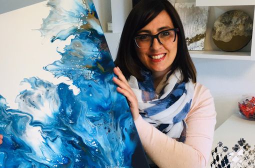 Tiziana Andreani con una delle sue opere pittoriche