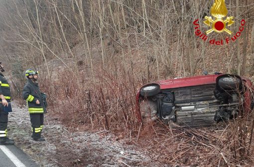 L'auto ribaltata sulla strada del Cucco a Luino