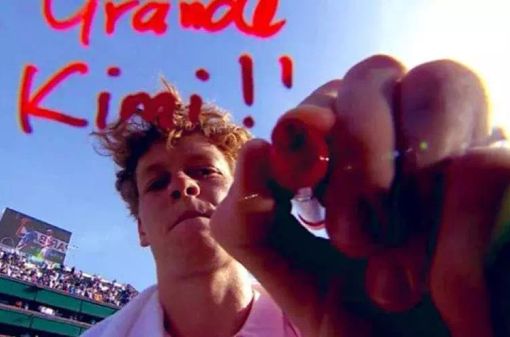 Jannik Sinner scrive sulla telecamera dopo il trionfo a Indian Wells: «Grande Kimi»