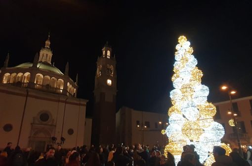 Si accende il Natale di Busto. Il sindaco: «Per i miei cittadini chiedo tanta serenità»