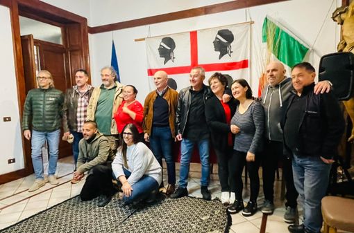 Il nuovo direttivo del Circolo sardo di Marchirolo (foto da Facebook) Il nuovo direttivo del Circolo sardo di Marchirolo (foto da Facebook)