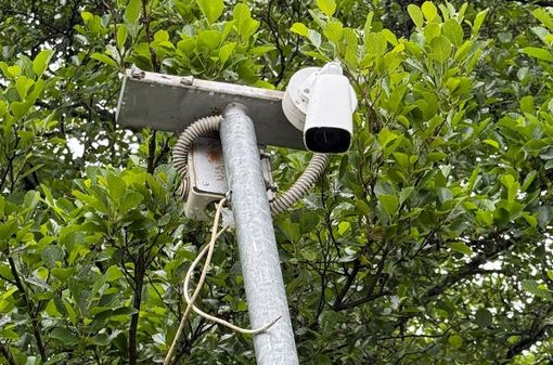 La nuova telecamera sul pontile di Cadrezzate distrutta dai vandali