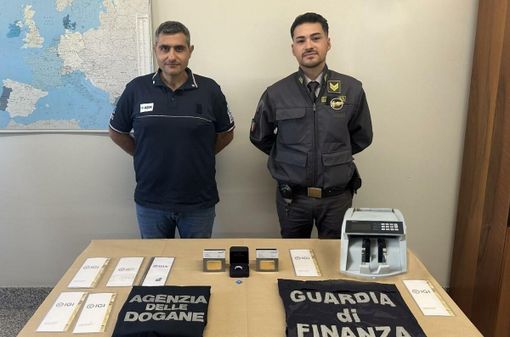 Finti turisti fermati in dogana: in auto nascondevano sette lingotti d'oro e un anello con dodici diamanti Finti turisti fermati in dogana: in auto nascondevano sette lingotti d'oro e un anello con dodici diamanti